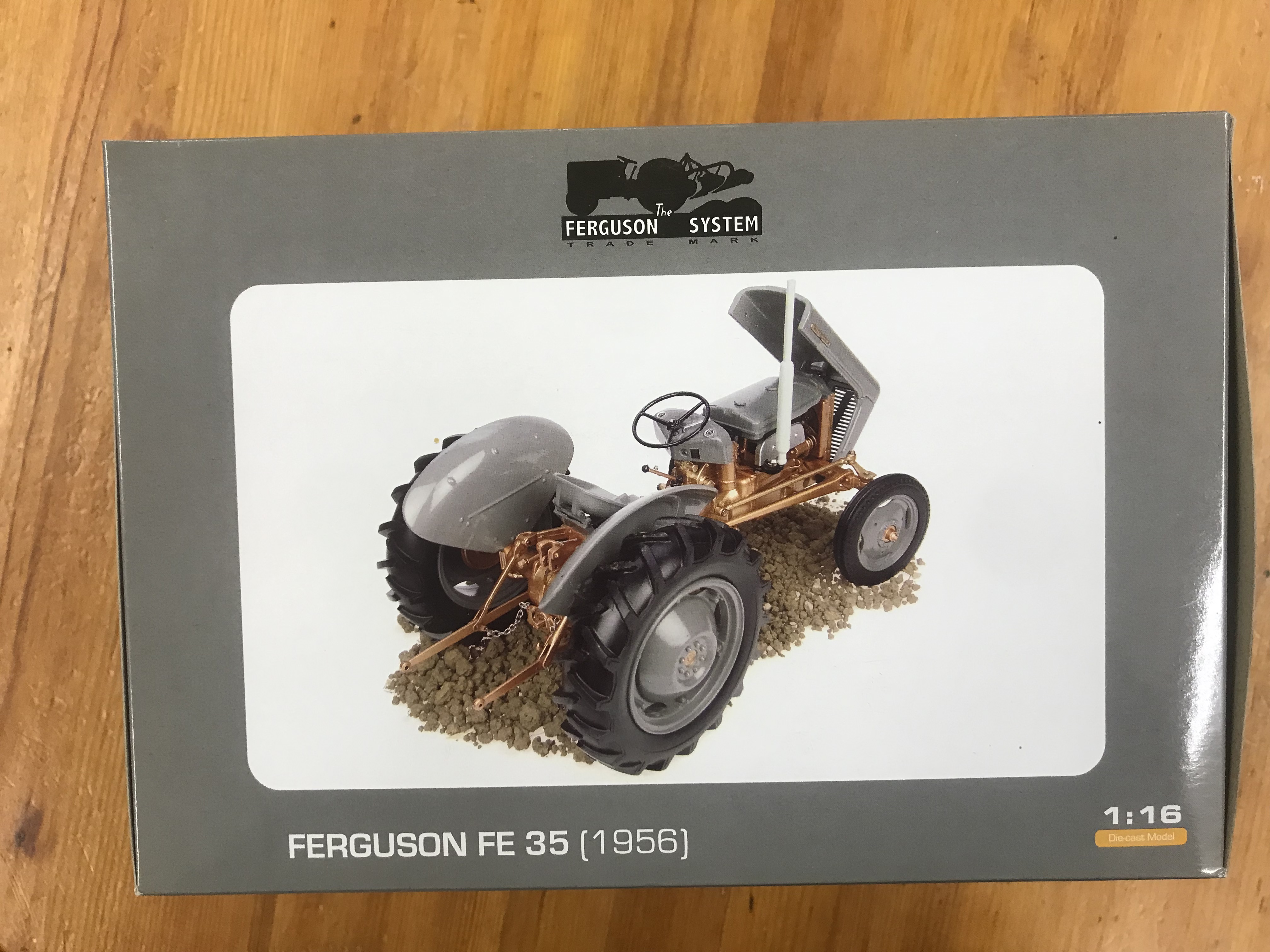 Universal Hobbies 1:16 scale Ferguson FE35 tractor Diecast Replica UH2986